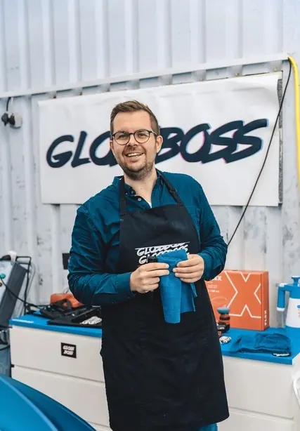 Marvin Mieth mit Glossboss-Schürze in der Aufbereitung
