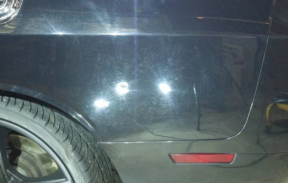 Swirls auf einem schwarzen Dodge Challenger unter der Prüflampe